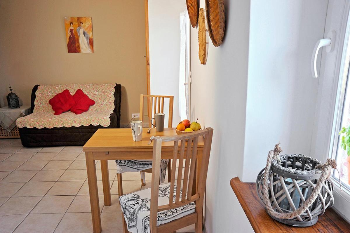 Bed And Breakfast La Maison De Nathalie Les Mayons Exterior photo