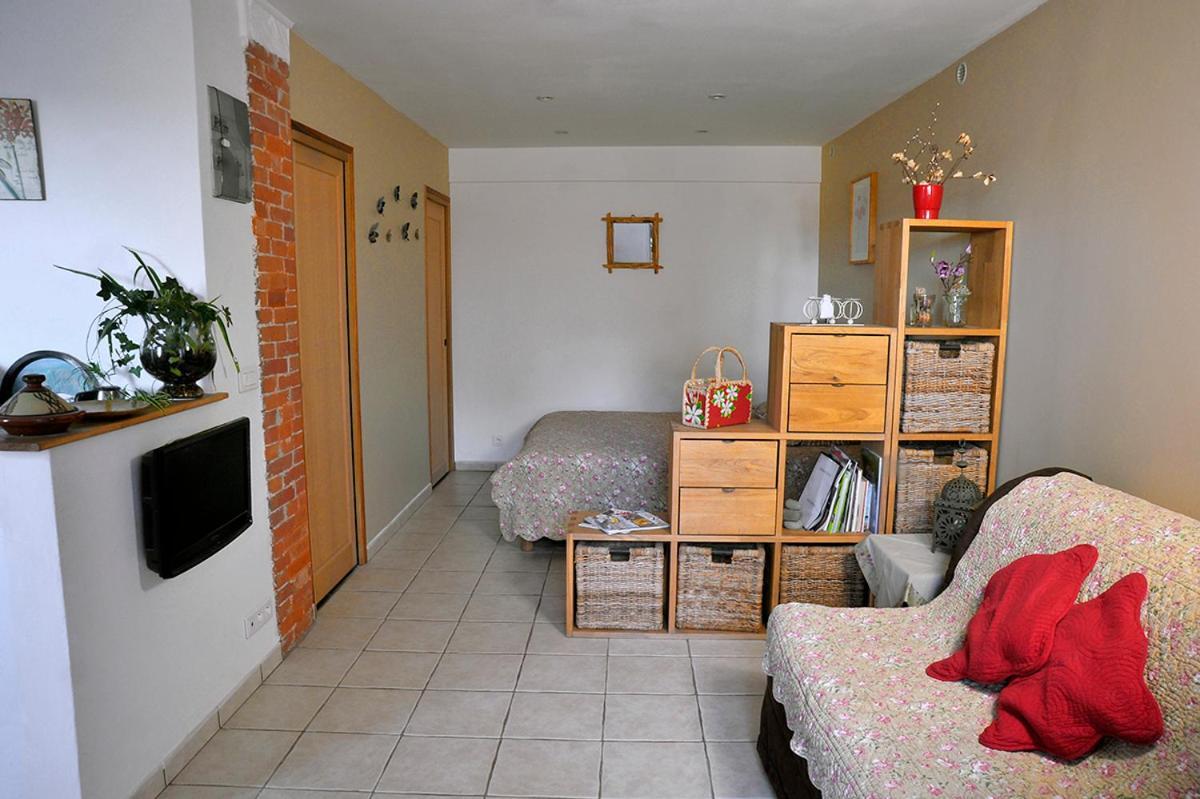 Bed And Breakfast La Maison De Nathalie Les Mayons Exterior photo